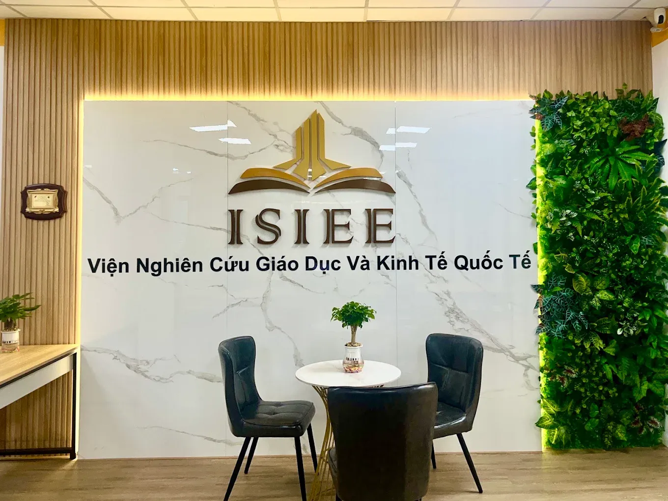 Sảnh lễ tân Viện ISIEE với logo của viện
