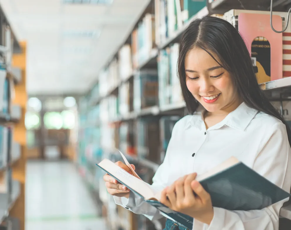 Sinh viên đọc sách trong thư viện