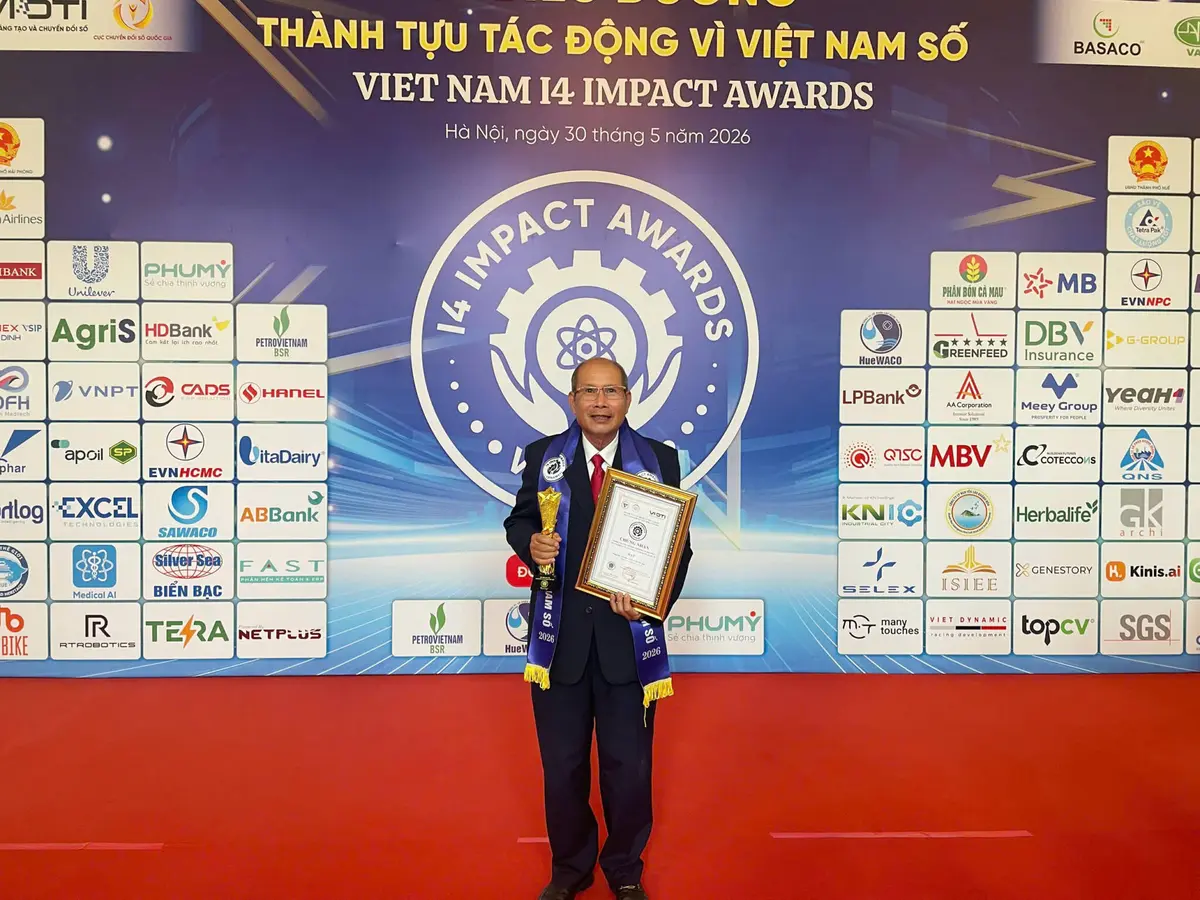Đại diện Viện ISIEE nhận giải Tác động Xã hội và Tính bền vững