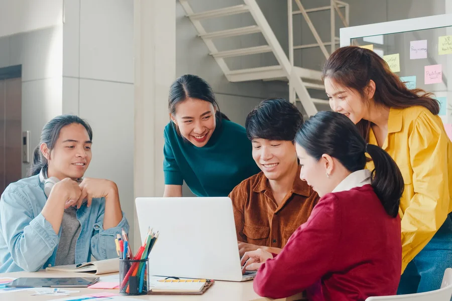 Nhóm học sinh cùng học bên máy tính