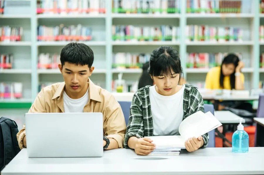 Hai học sinh học tập trong thư viện