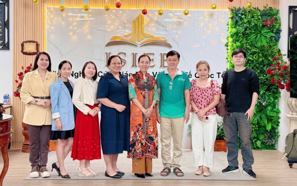 Viện ISIEE và ASIF chụp ảnh kỉ niệm tại văn phòng TP.HCM